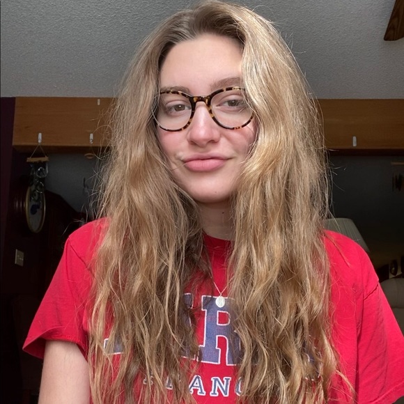 Meet your Posher, Angie - Picture 1 of 7